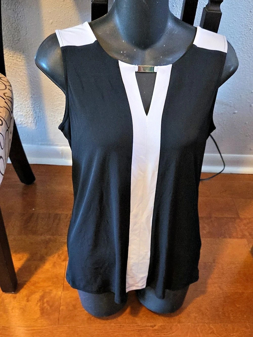Jones New York Color Block V-Neck Blouse in Black & White Size Medium